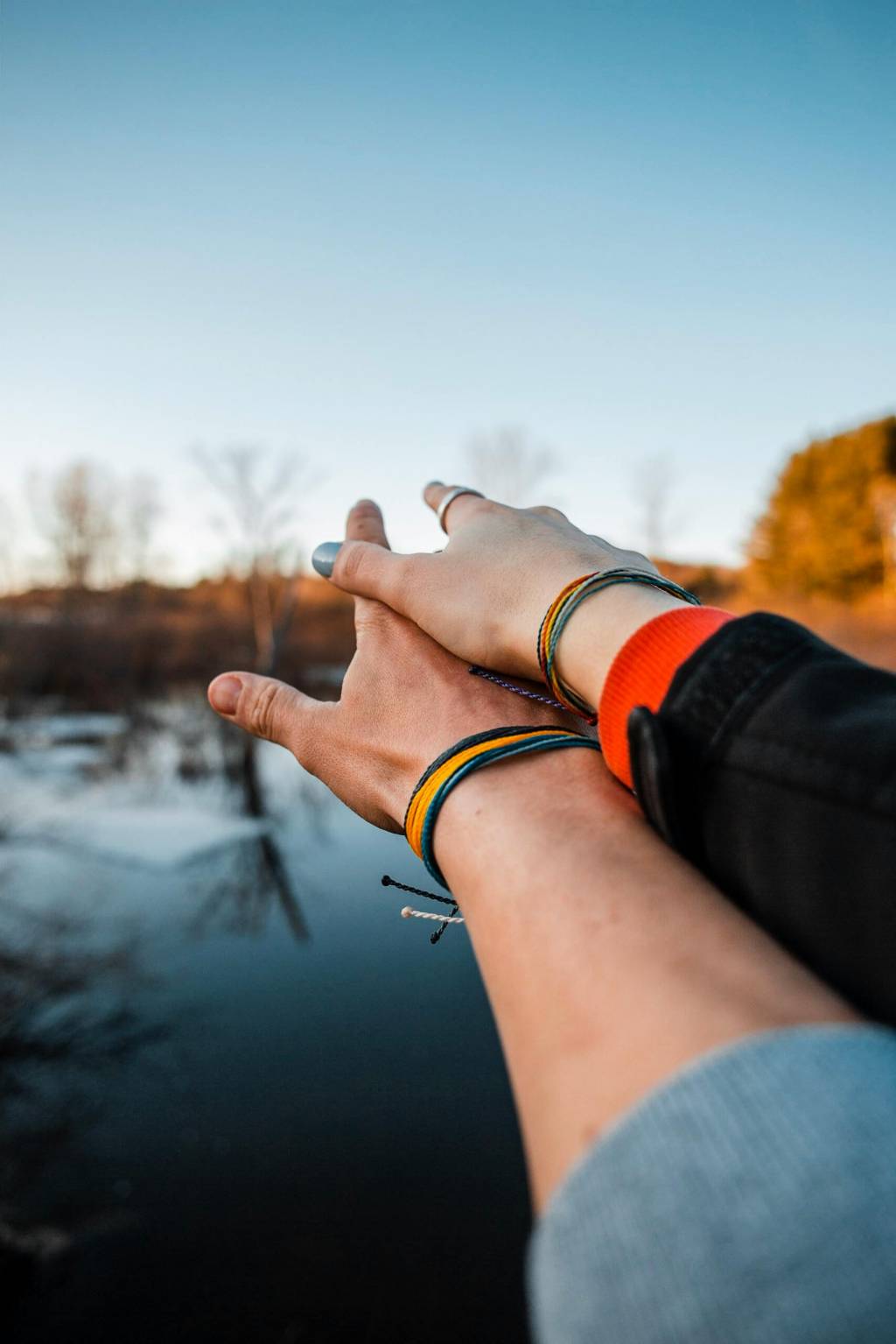 Bracelet couple distance : comment rester proche malgré la distance